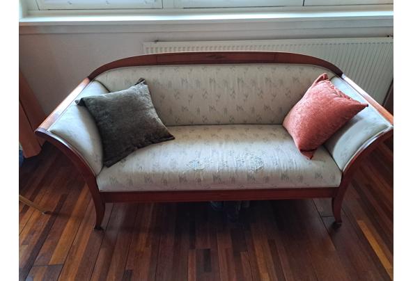 Sierlijk bankje van notenhout - 20251113_125634[1]